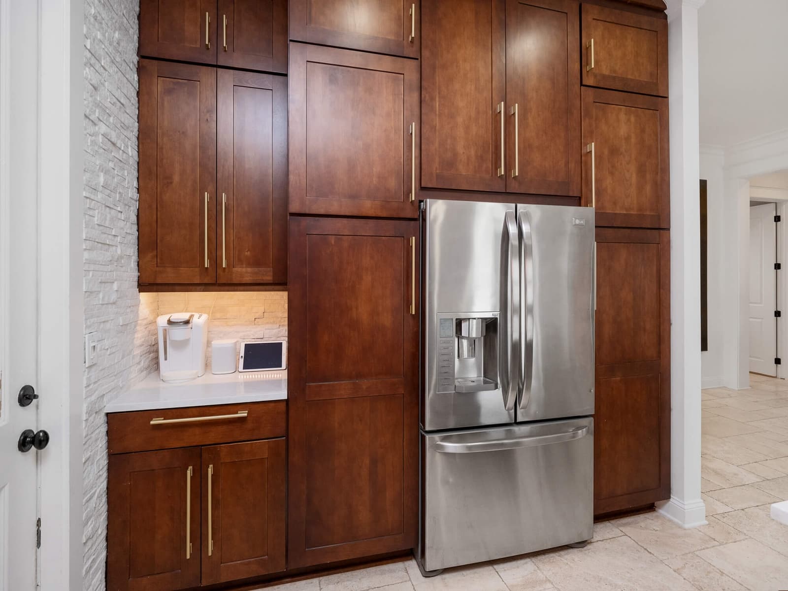 Updated Countertops, backsplash and hardware in Jacksonville, FL